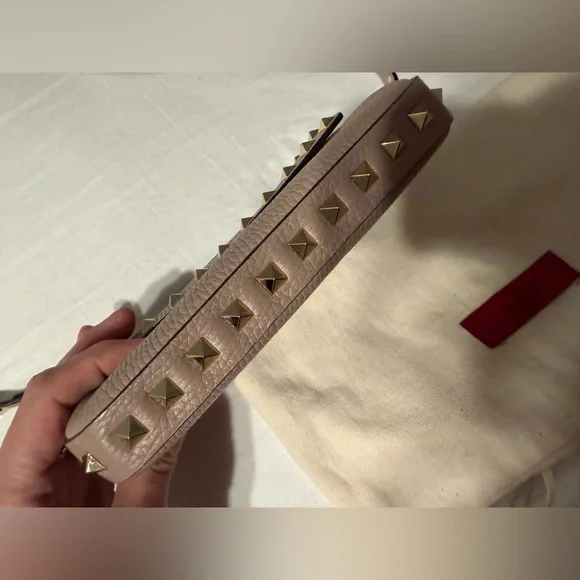 Valentino Garavani Rockstud Grainy Calfskin Pouch in Poudre Color Way. - Picture 8 of 9